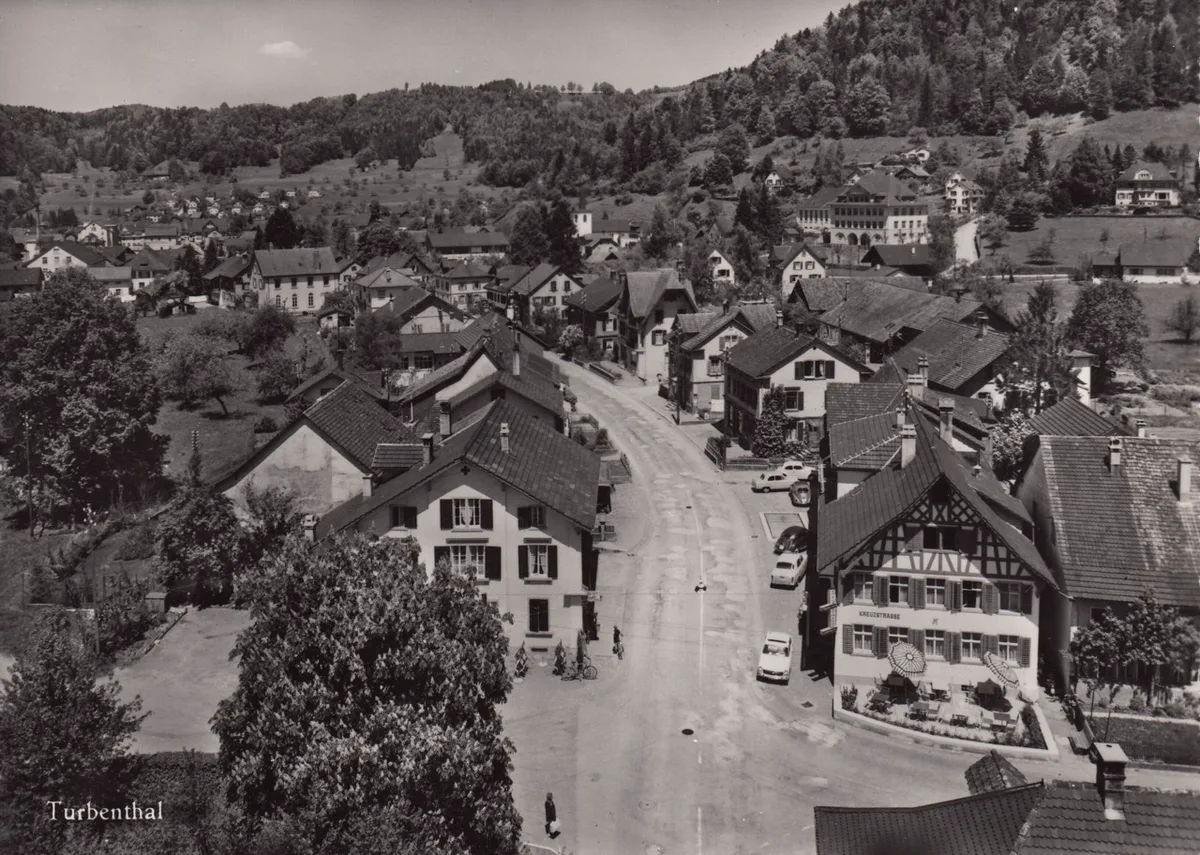 Diese alte Ansichtskarte zeigt, wie natürlich Turbenthal früher aussah: rechts die Restauration Kreuzstrasse und links das Haus Märki-Lattmann. Rechts Kreuzstrasse,
links das Haus Märki-Lattmann